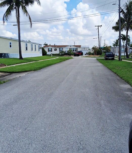 Active With Contract: $129,800 (2 beds, 1 baths, 728 Square Feet)