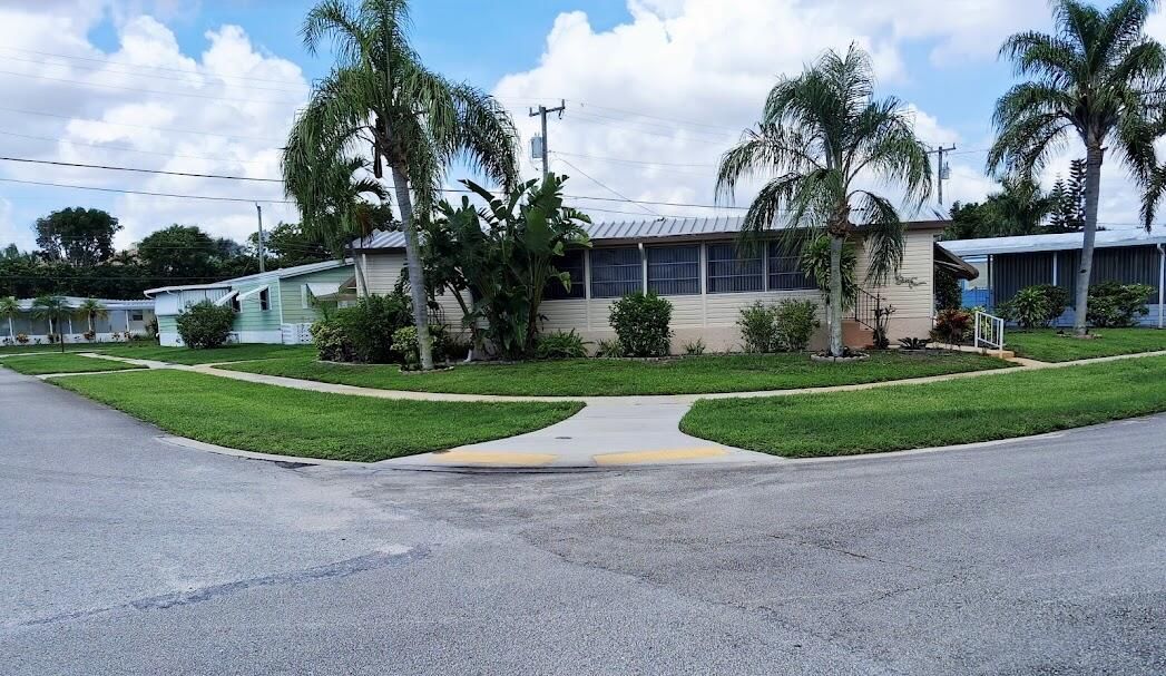 Active With Contract: $129,800 (2 beds, 1 baths, 728 Square Feet)