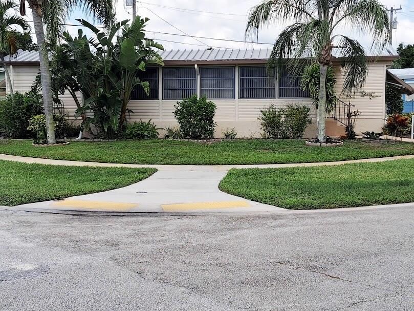 Active With Contract: $129,800 (2 beds, 1 baths, 728 Square Feet)