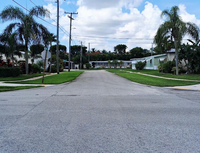 Active With Contract: $129,800 (2 beds, 1 baths, 728 Square Feet)