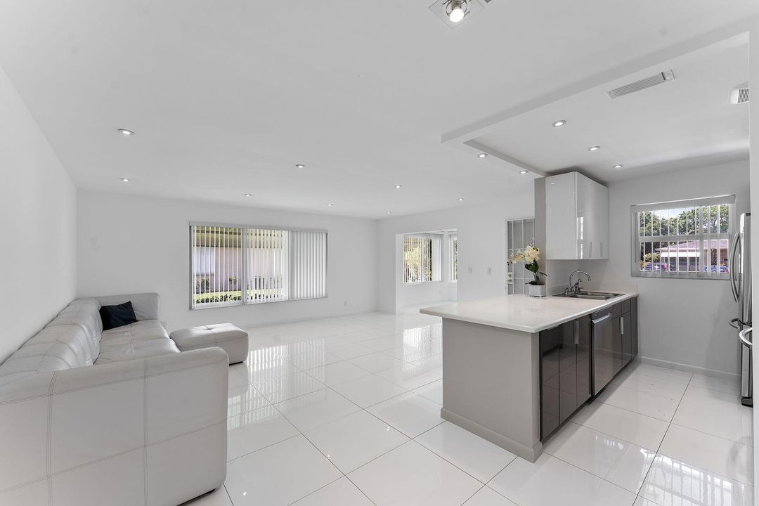 Под контрактом: $259,000 (2 спален, 2 ванн, 1137 Квадратных фут)