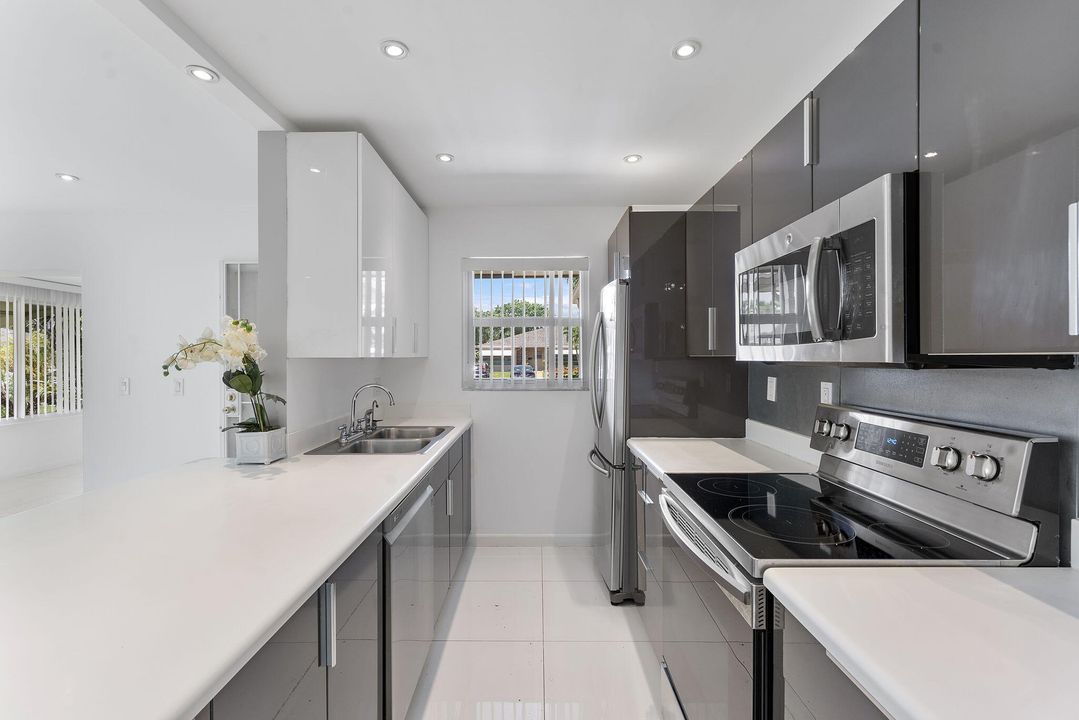 Под контрактом: $259,000 (2 спален, 2 ванн, 1137 Квадратных фут)