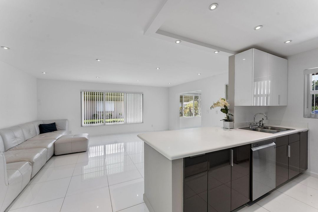 Под контрактом: $259,000 (2 спален, 2 ванн, 1137 Квадратных фут)