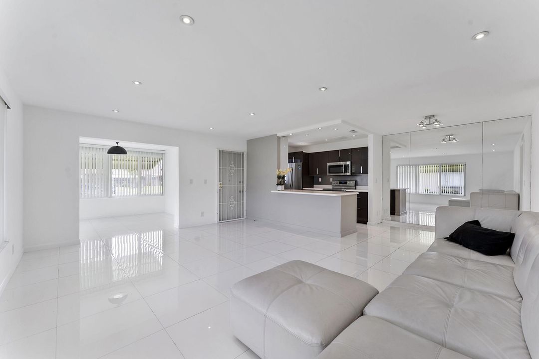 Под контрактом: $259,000 (2 спален, 2 ванн, 1137 Квадратных фут)