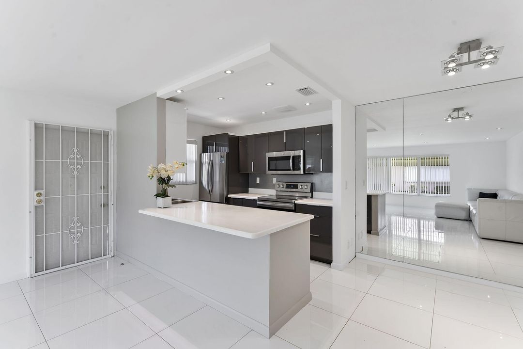 Под контрактом: $259,000 (2 спален, 2 ванн, 1137 Квадратных фут)