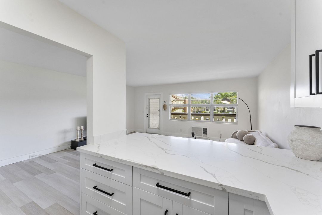 待售: $127,000 (1 贝兹, 1 浴室, 720 平方英尺)