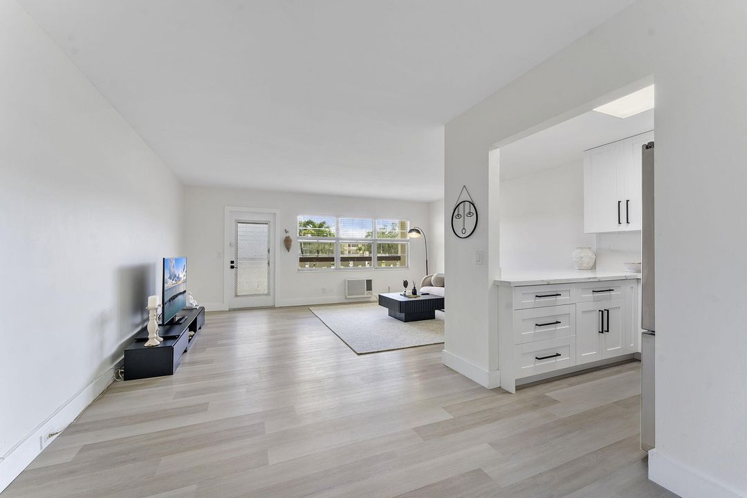 待售: $127,000 (1 贝兹, 1 浴室, 720 平方英尺)