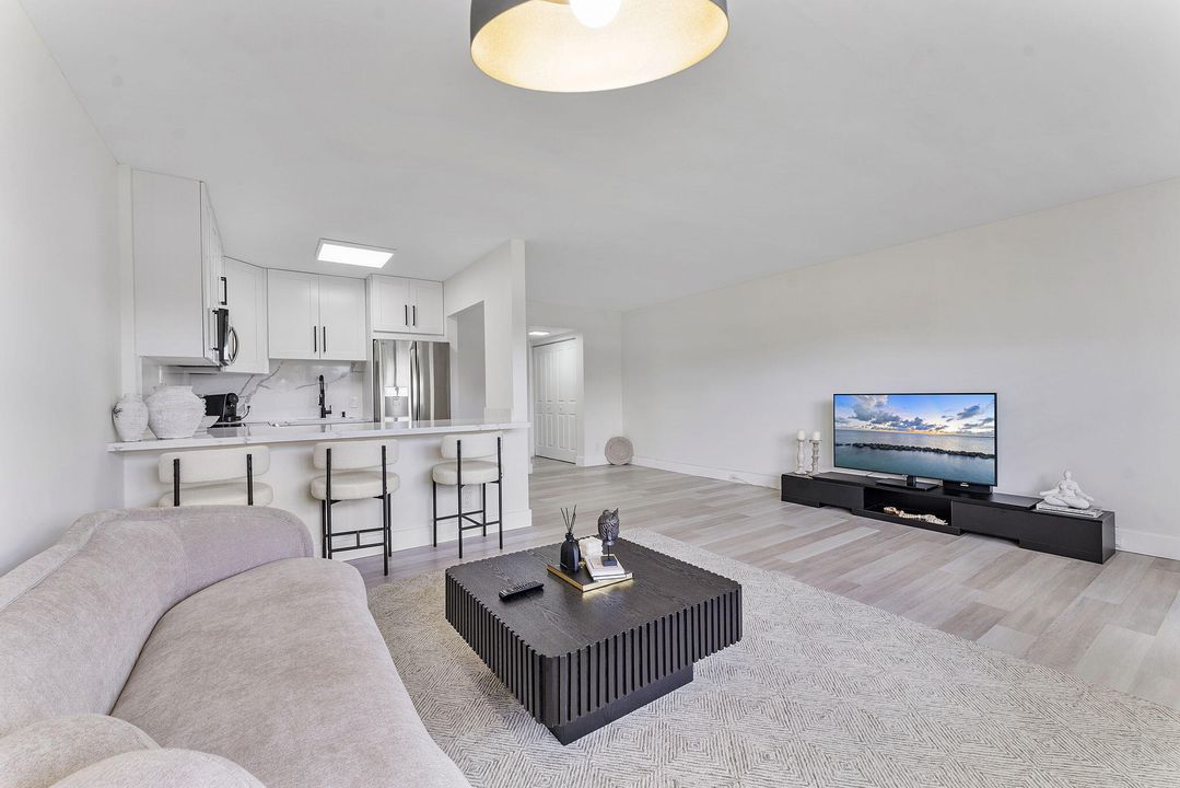 待售: $127,000 (1 贝兹, 1 浴室, 720 平方英尺)