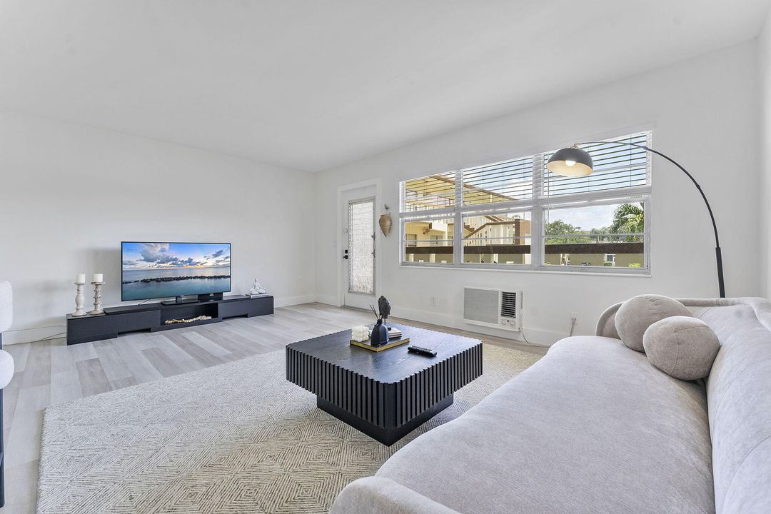 待售: $127,000 (1 贝兹, 1 浴室, 720 平方英尺)