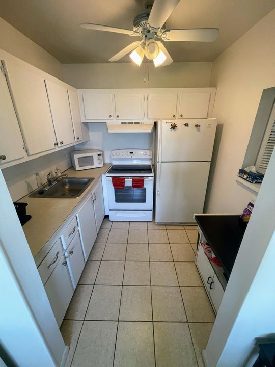 Под контрактом: $74,900 (1 спален, 1 ванн, 702 Квадратных фут)