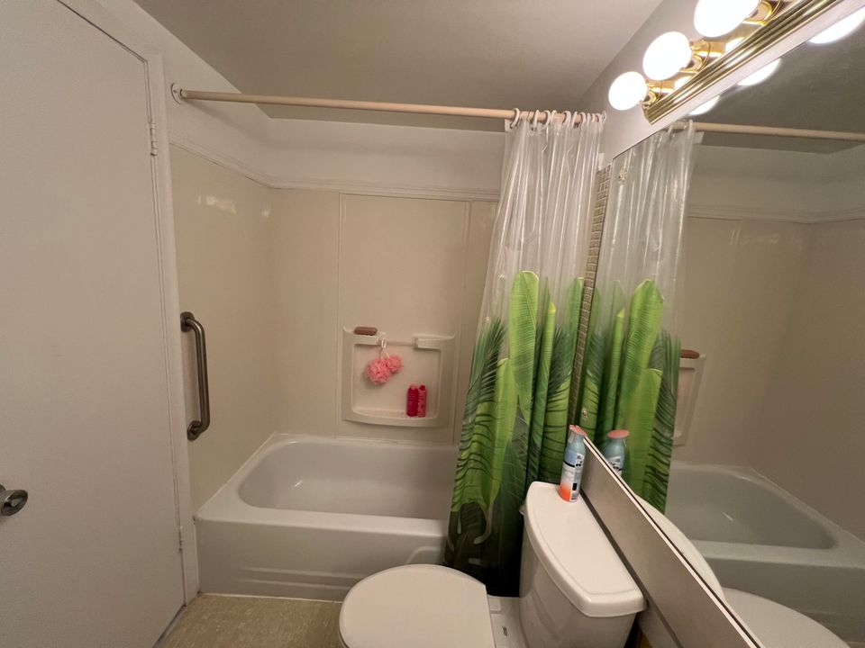 Под контрактом: $74,900 (1 спален, 1 ванн, 702 Квадратных фут)