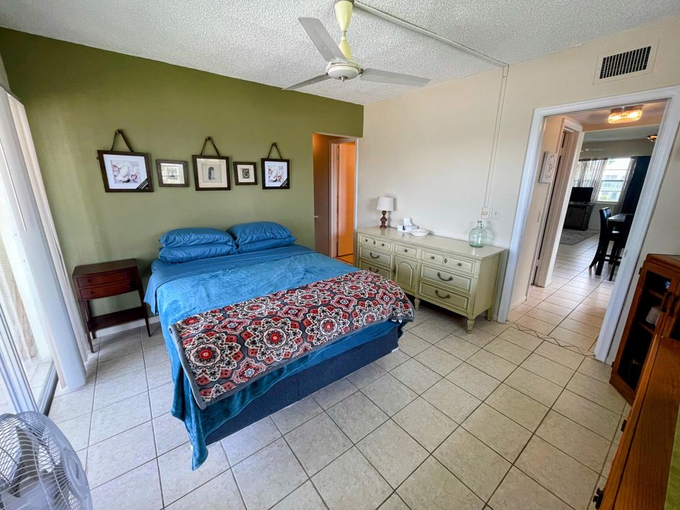 Под контрактом: $74,900 (1 спален, 1 ванн, 702 Квадратных фут)