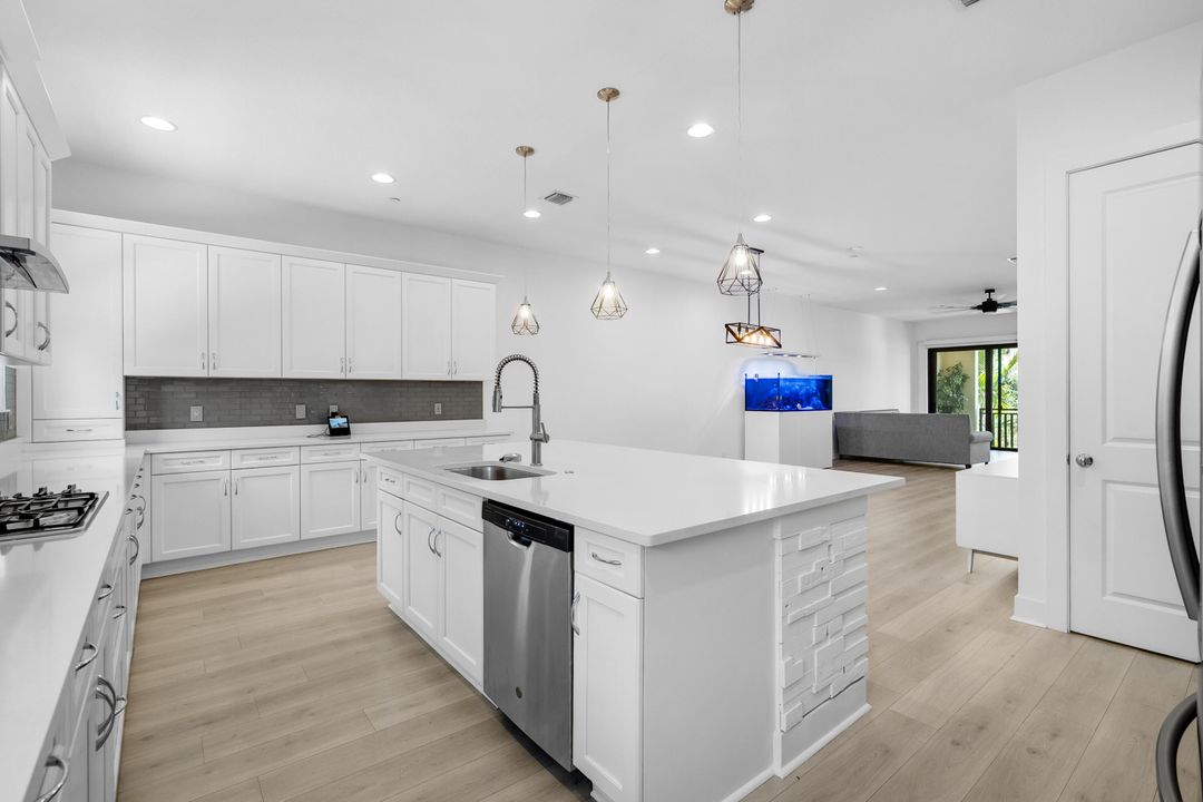En Venta: $950,000 (4 camas, 3 baños, 2750 Pies cuadrados)