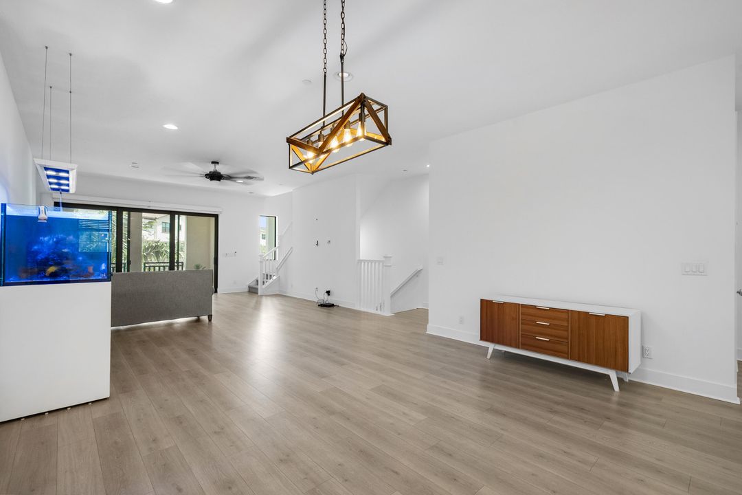 En Venta: $950,000 (4 camas, 3 baños, 2750 Pies cuadrados)