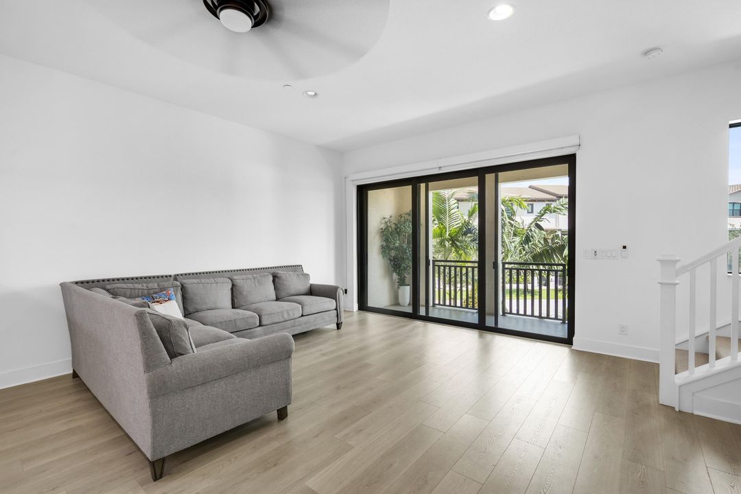En Venta: $950,000 (4 camas, 3 baños, 2750 Pies cuadrados)
