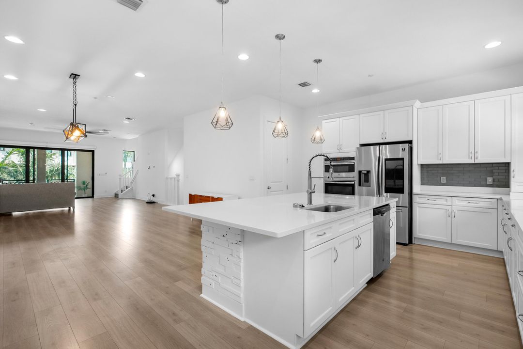 En Venta: $950,000 (4 camas, 3 baños, 2750 Pies cuadrados)