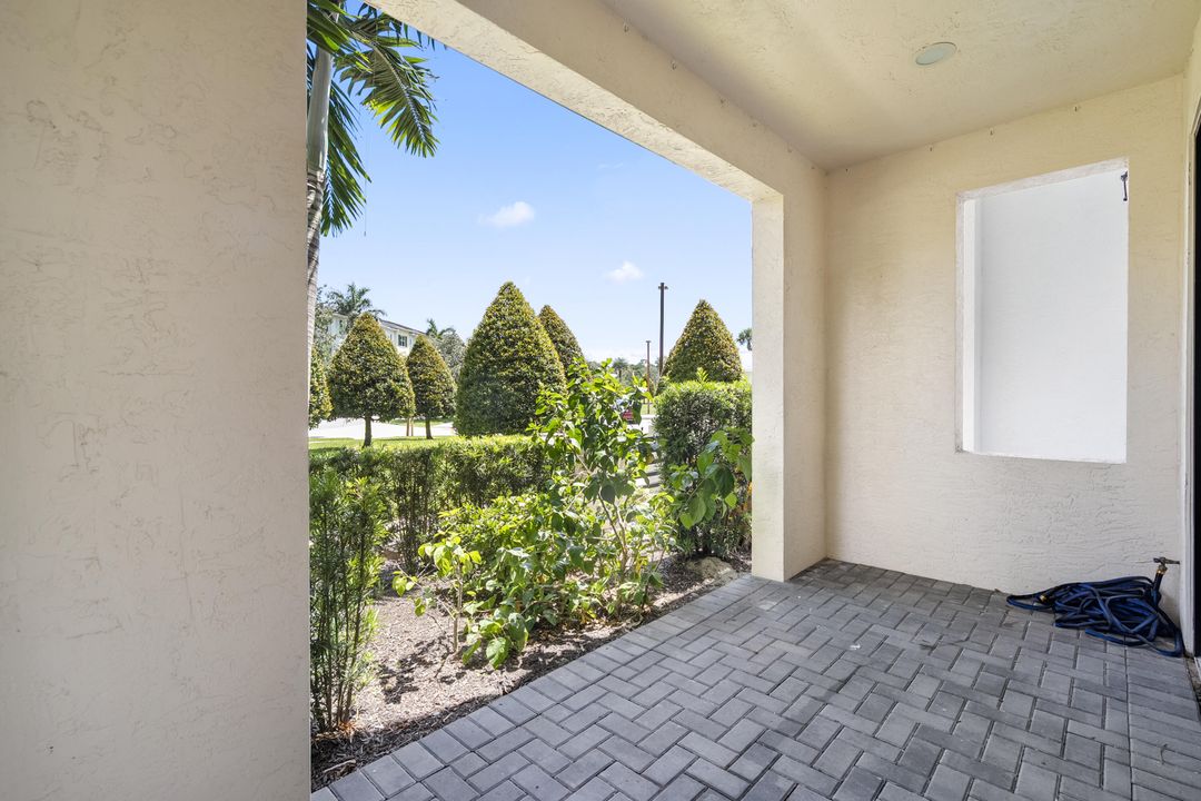 En Venta: $950,000 (4 camas, 3 baños, 2750 Pies cuadrados)