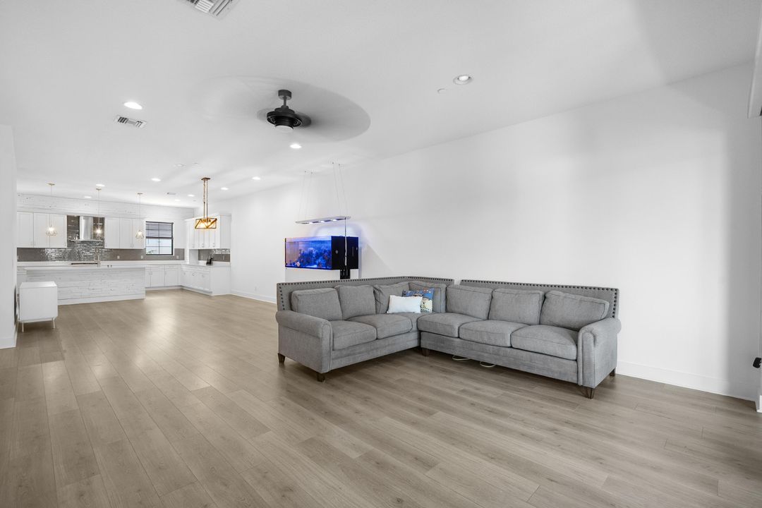 En Venta: $950,000 (4 camas, 3 baños, 2750 Pies cuadrados)