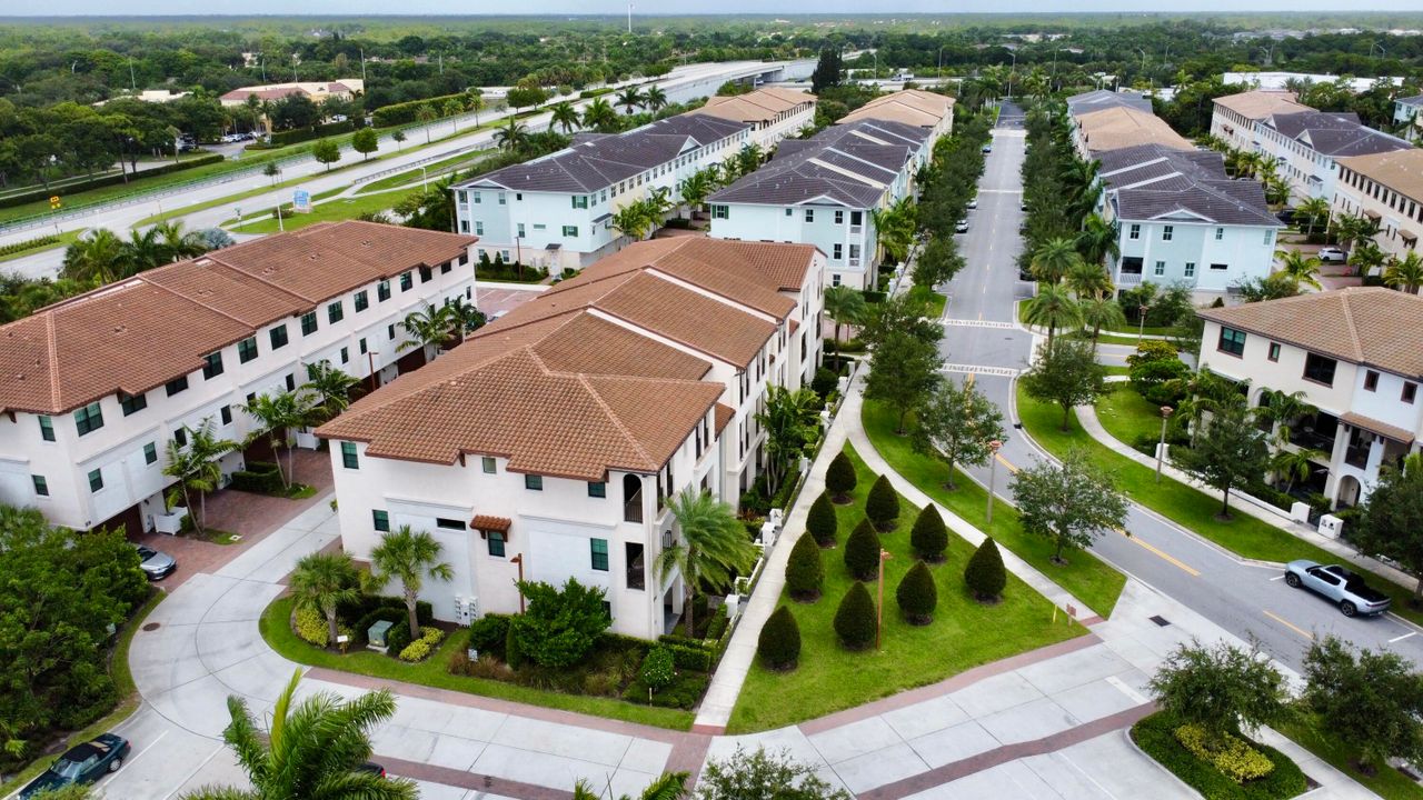 En Venta: $950,000 (4 camas, 3 baños, 2750 Pies cuadrados)