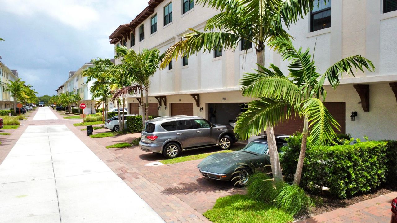En Venta: $950,000 (4 camas, 3 baños, 2750 Pies cuadrados)
