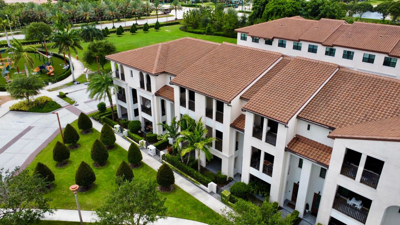 En Venta: $950,000 (4 camas, 3 baños, 2750 Pies cuadrados)