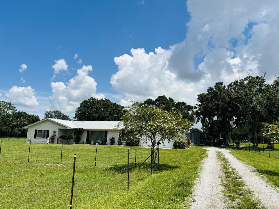 For Sale: $799,000 (3 beds, 2 baths, 1569 Square Feet)