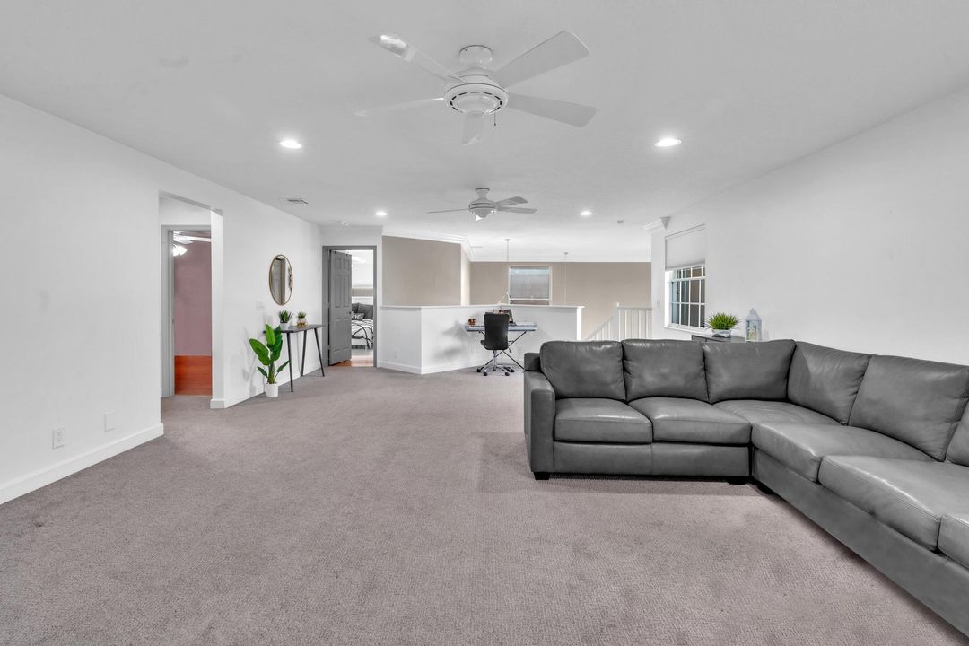 Под контрактом: $985,000 (4 спален, 3 ванн, 3252 Квадратных фут)