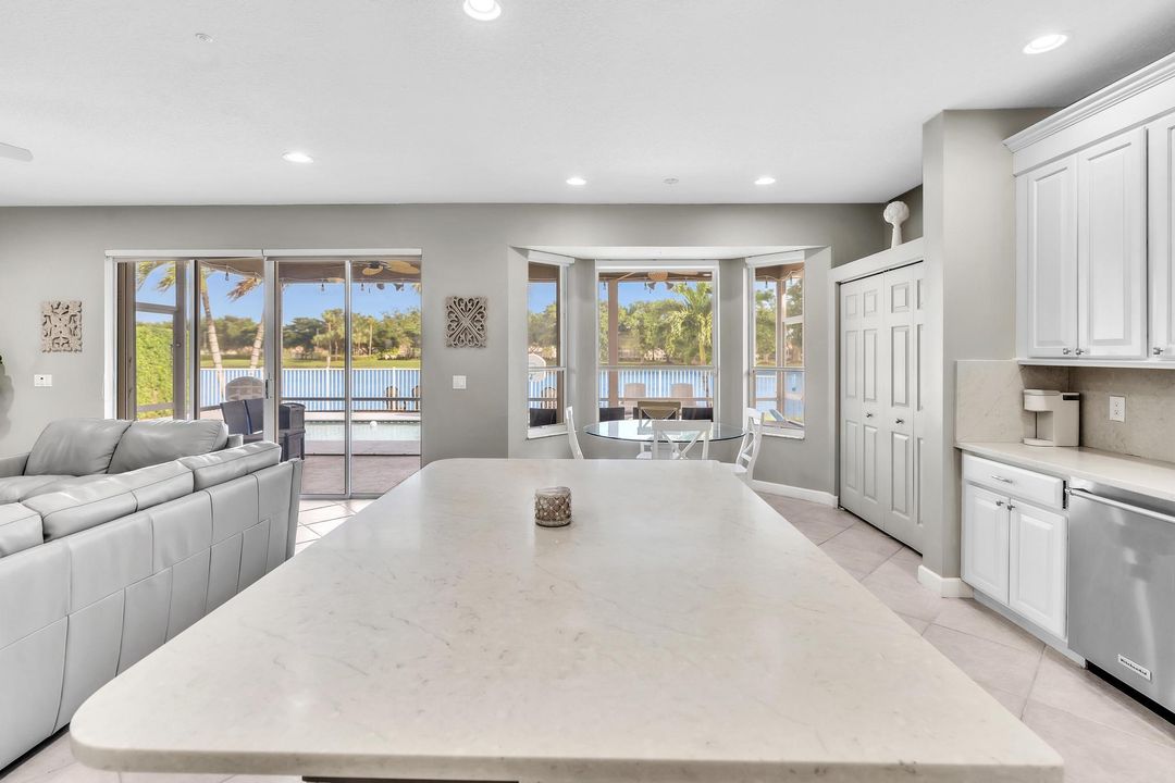 Под контрактом: $985,000 (4 спален, 3 ванн, 3252 Квадратных фут)