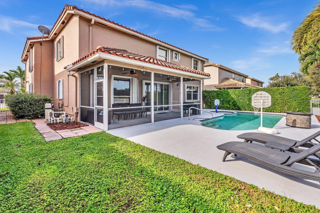 Под контрактом: $985,000 (4 спален, 3 ванн, 3252 Квадратных фут)