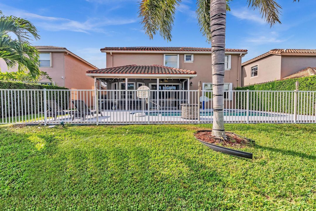 Под контрактом: $985,000 (4 спален, 3 ванн, 3252 Квадратных фут)