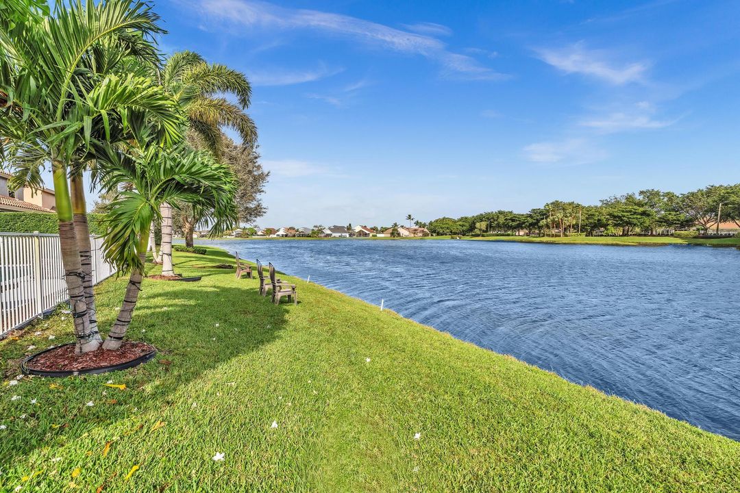 Под контрактом: $985,000 (4 спален, 3 ванн, 3252 Квадратных фут)