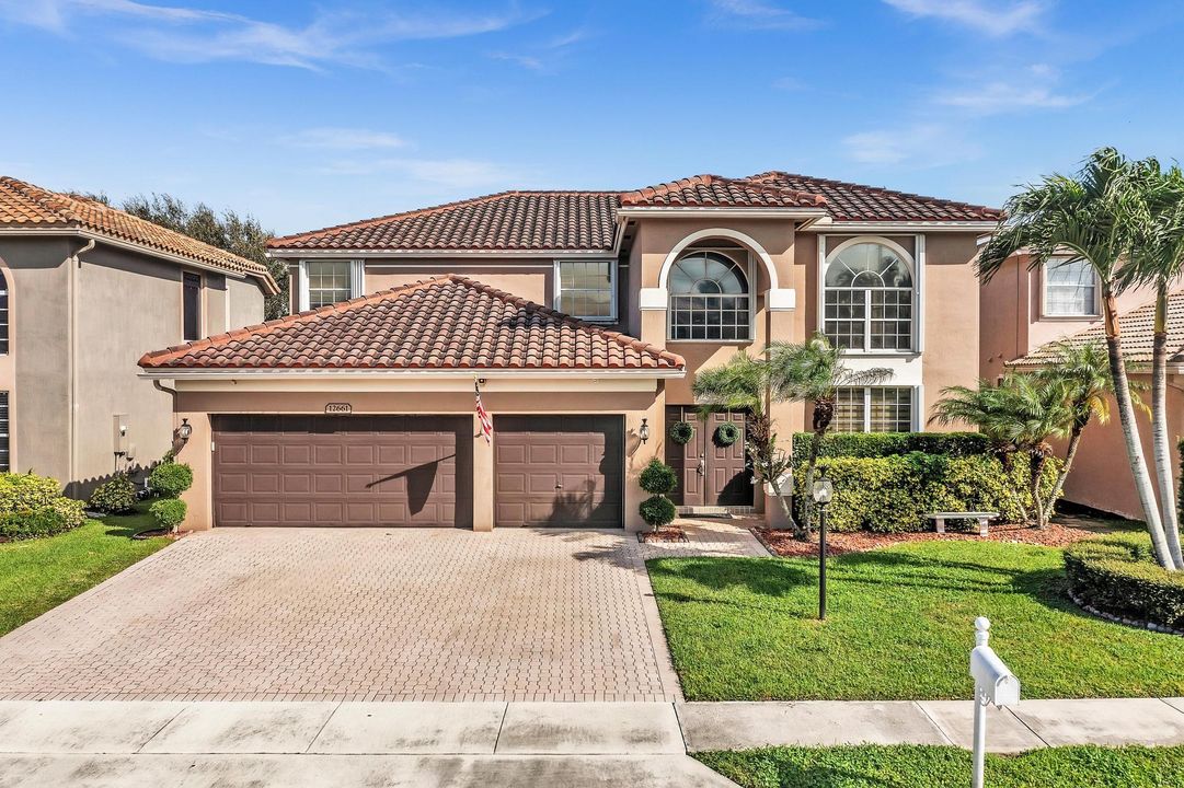 Под контрактом: $985,000 (4 спален, 3 ванн, 3252 Квадратных фут)