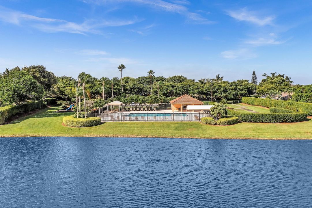 Под контрактом: $985,000 (4 спален, 3 ванн, 3252 Квадратных фут)