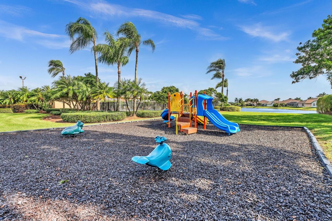 Под контрактом: $985,000 (4 спален, 3 ванн, 3252 Квадратных фут)