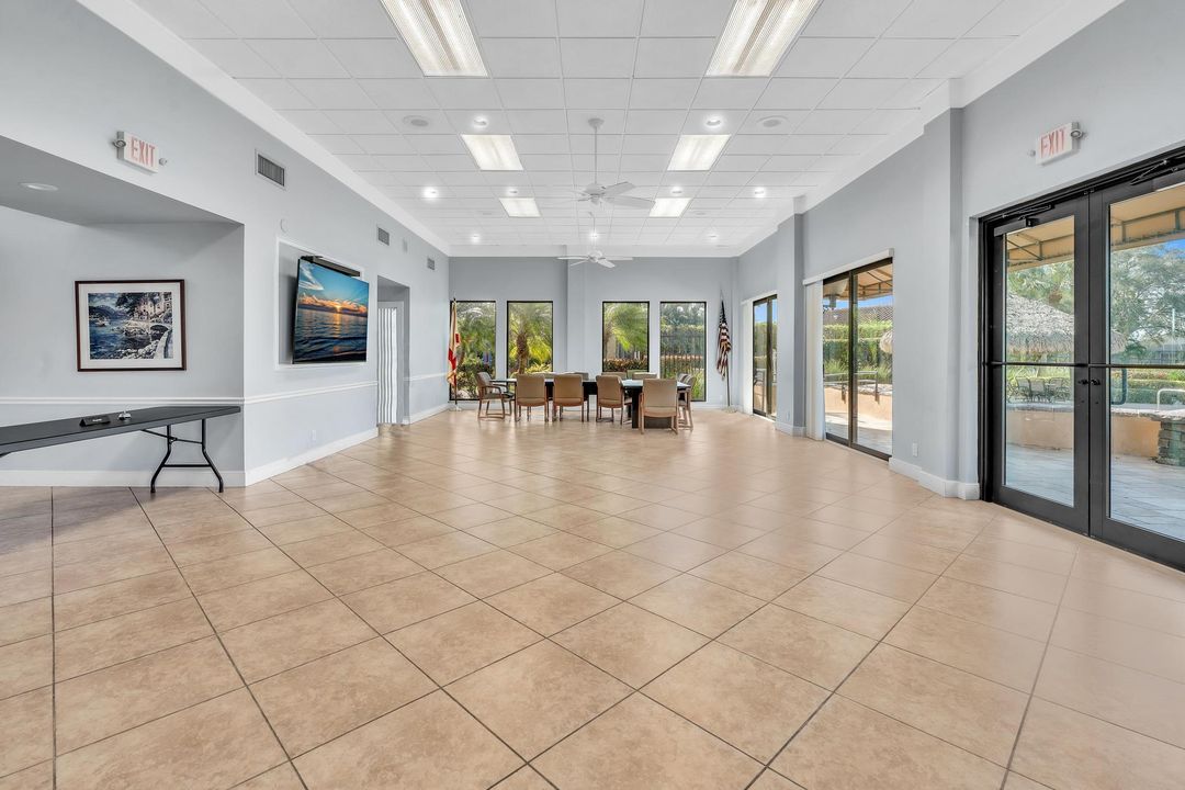 Под контрактом: $985,000 (4 спален, 3 ванн, 3252 Квадратных фут)