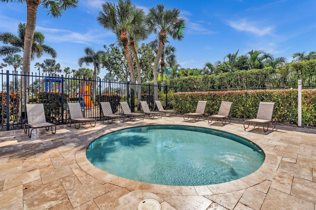 Под контрактом: $985,000 (4 спален, 3 ванн, 3252 Квадратных фут)