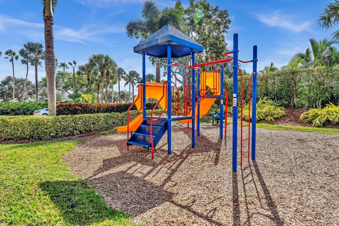 Под контрактом: $985,000 (4 спален, 3 ванн, 3252 Квадратных фут)