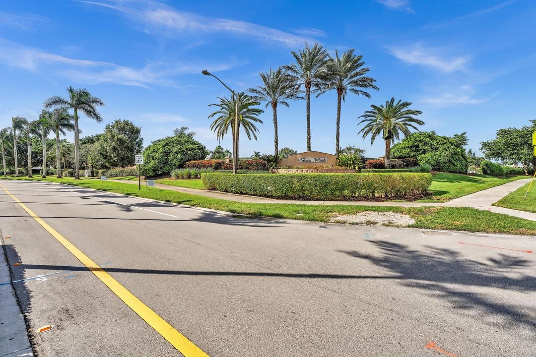 Под контрактом: $985,000 (4 спален, 3 ванн, 3252 Квадратных фут)