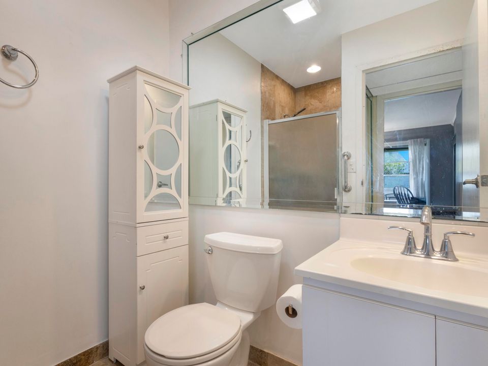 For Sale: $104,999 (2 beds, 2 baths, 880 Square Feet)