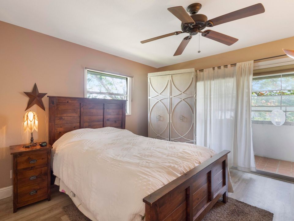 For Sale: $104,999 (2 beds, 2 baths, 880 Square Feet)