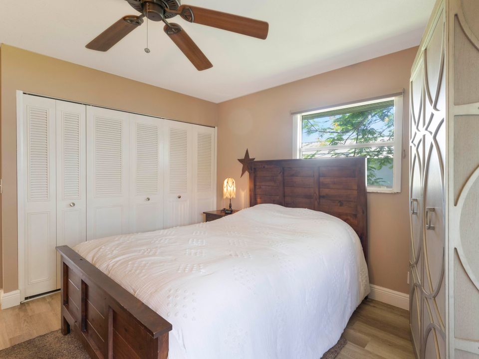 For Sale: $104,999 (2 beds, 2 baths, 880 Square Feet)