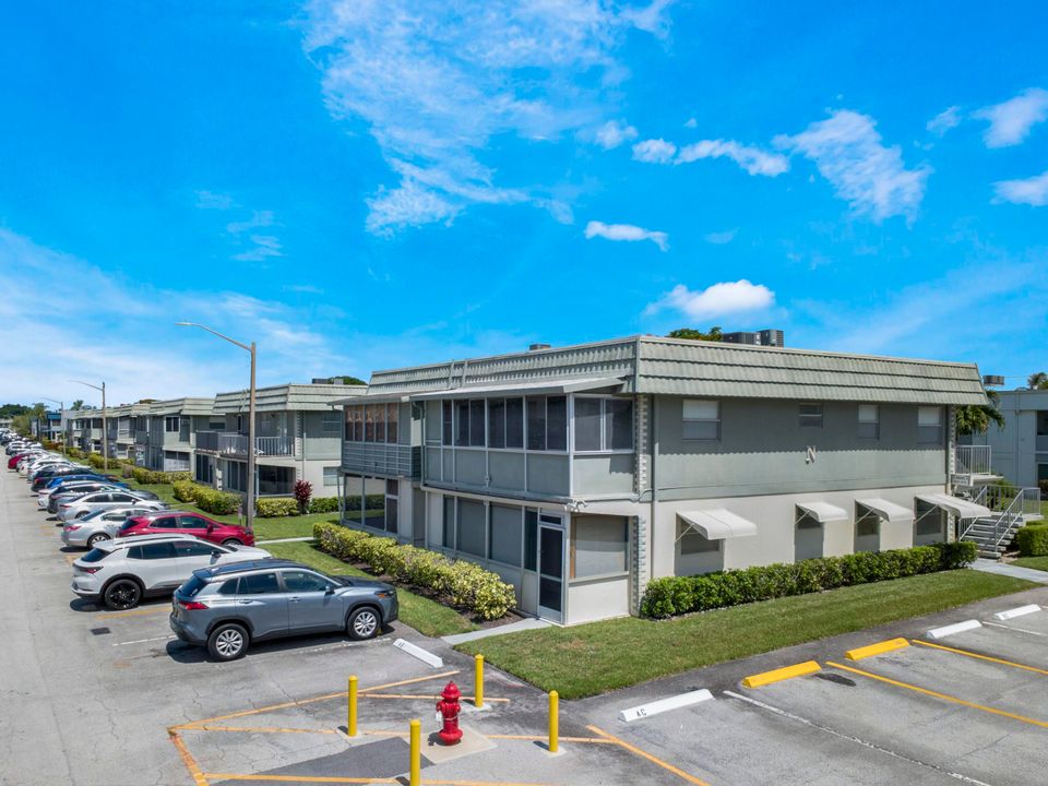 For Sale: $104,999 (2 beds, 2 baths, 880 Square Feet)