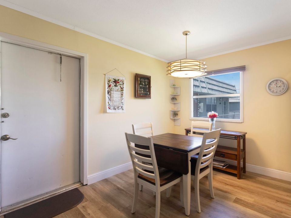 For Sale: $104,999 (2 beds, 2 baths, 880 Square Feet)