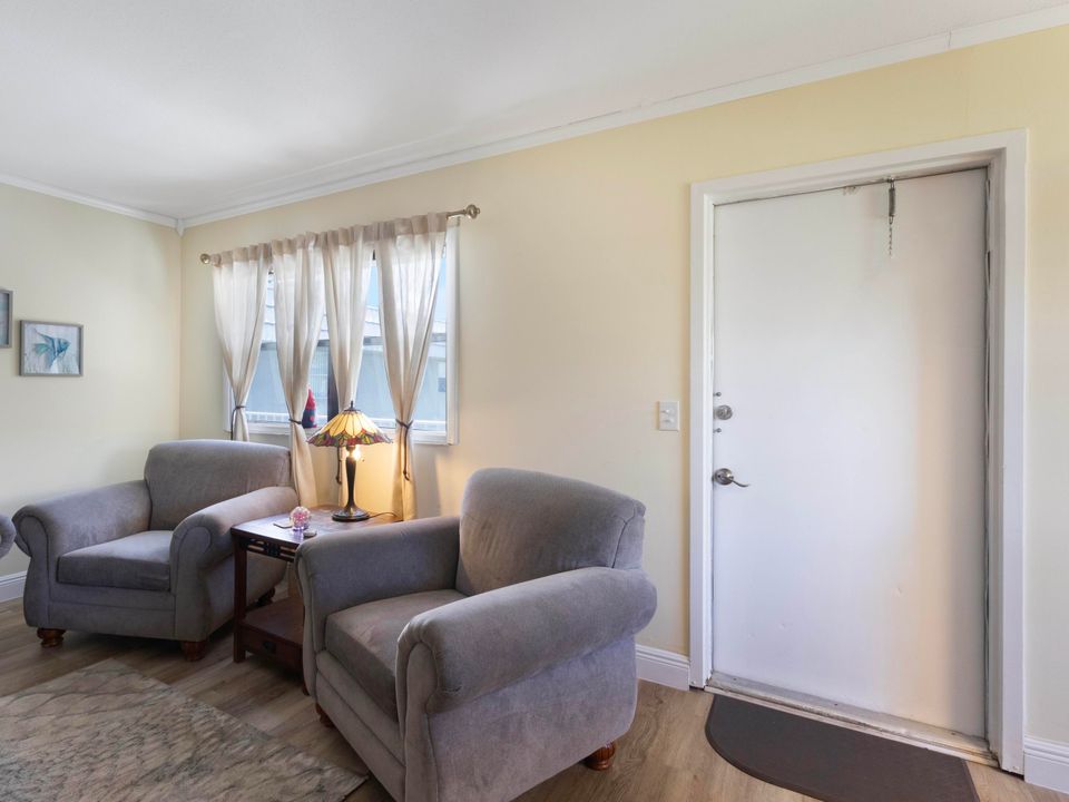 For Sale: $104,999 (2 beds, 2 baths, 880 Square Feet)