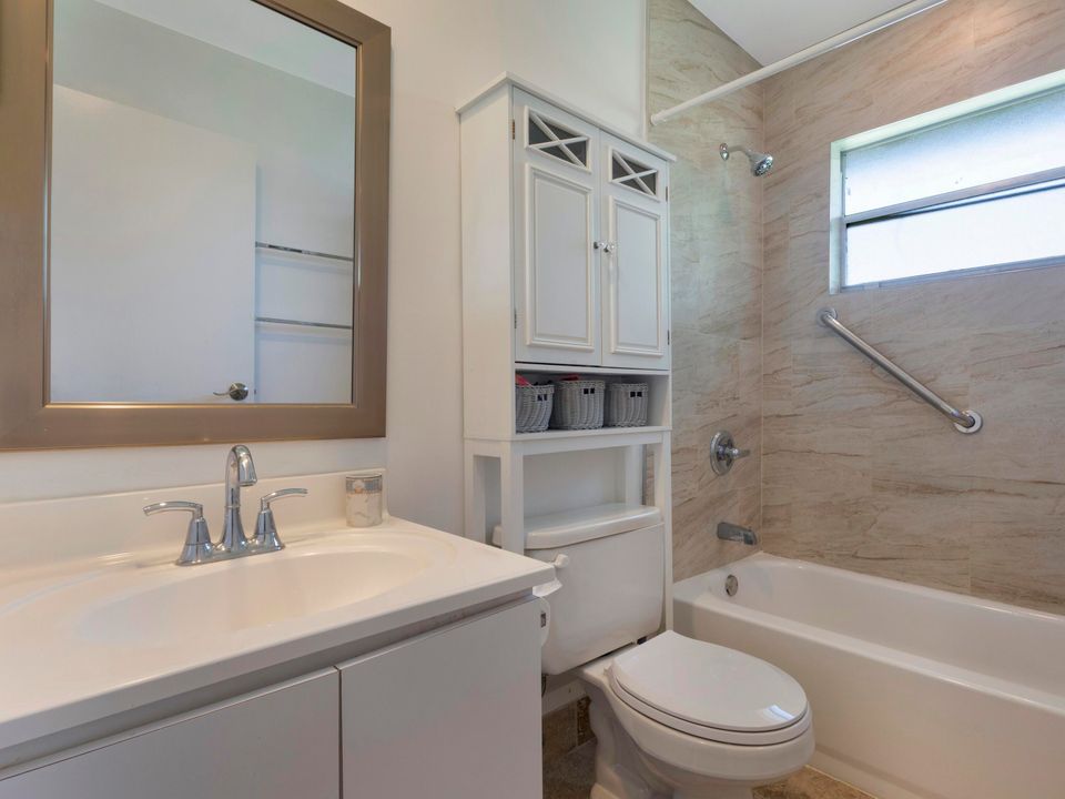 For Sale: $104,999 (2 beds, 2 baths, 880 Square Feet)