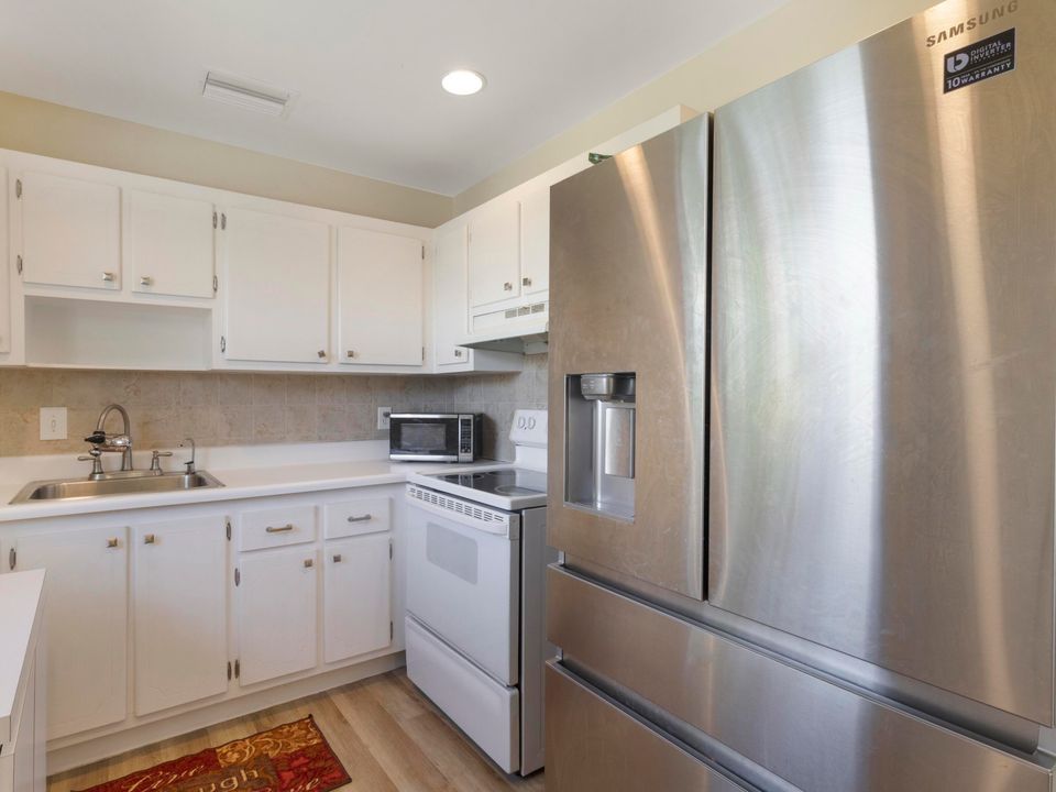 For Sale: $104,999 (2 beds, 2 baths, 880 Square Feet)