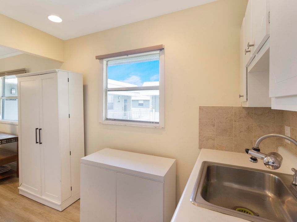 For Sale: $104,999 (2 beds, 2 baths, 880 Square Feet)