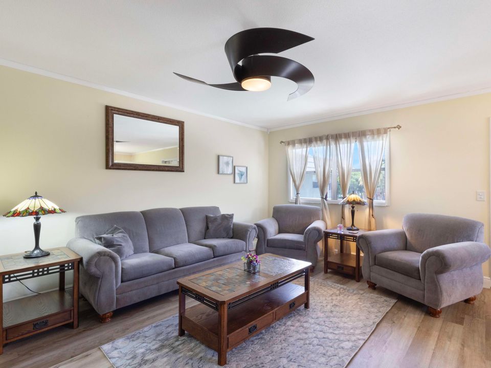 For Sale: $104,999 (2 beds, 2 baths, 880 Square Feet)