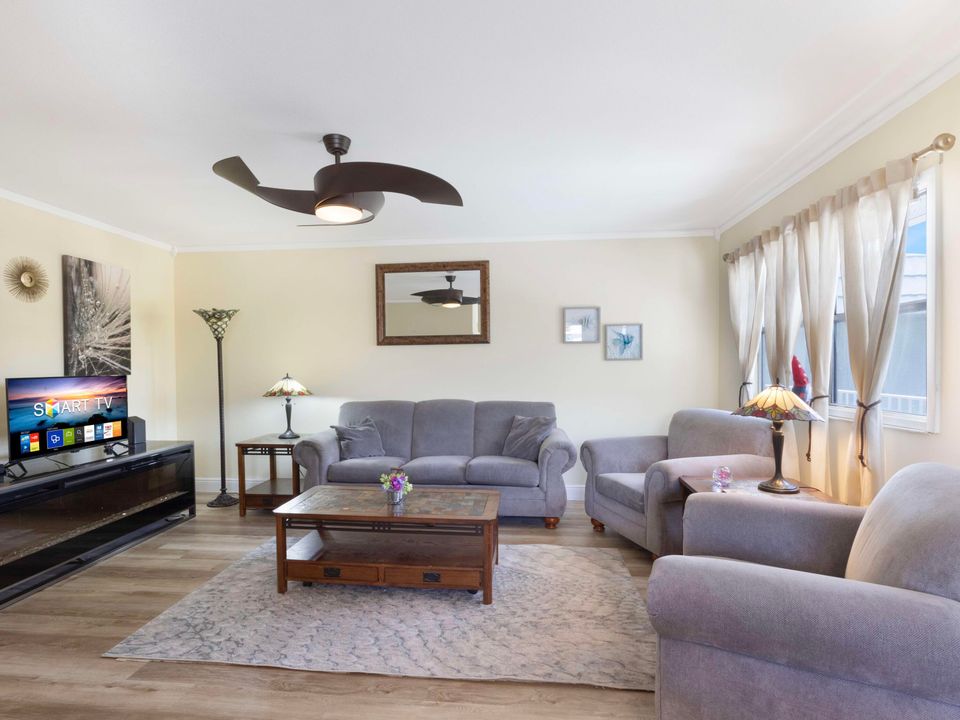 For Sale: $104,999 (2 beds, 2 baths, 880 Square Feet)