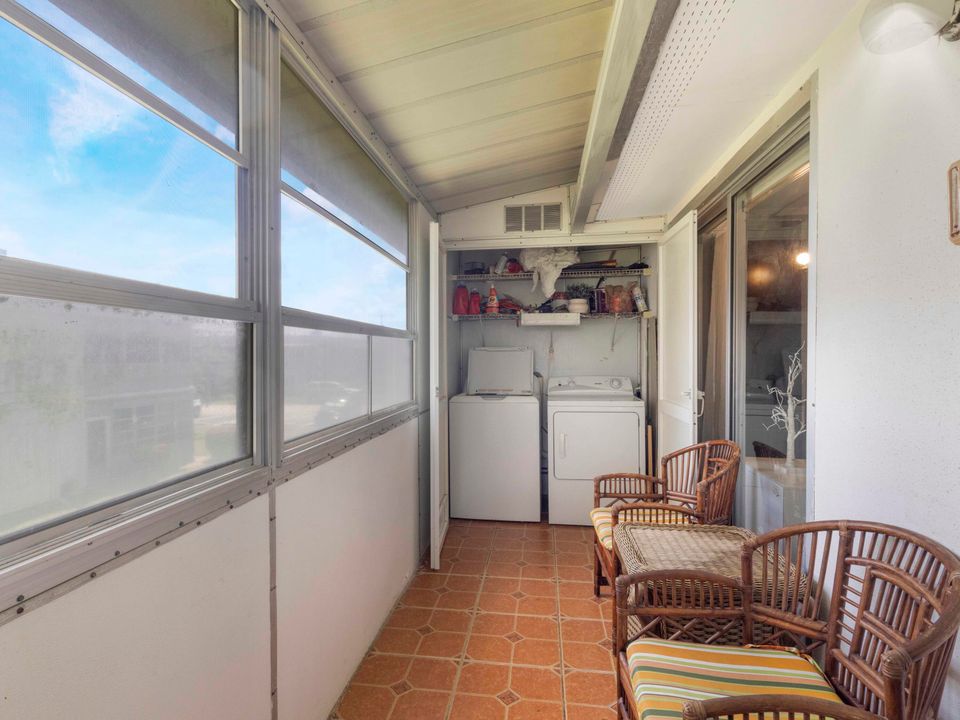 For Sale: $104,999 (2 beds, 2 baths, 880 Square Feet)